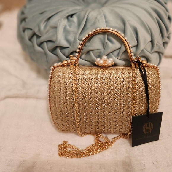 Elegant Gold Woven Handbag - Picture 1 of 3